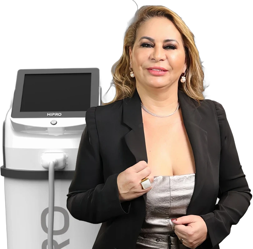 Dra. Kedma Alves ao lado do equipamento HIPRO
